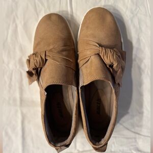 Earth Zoey Bow Womens
Beige Suede Slip On Lifestyle
Sneakers Shoes size 7F